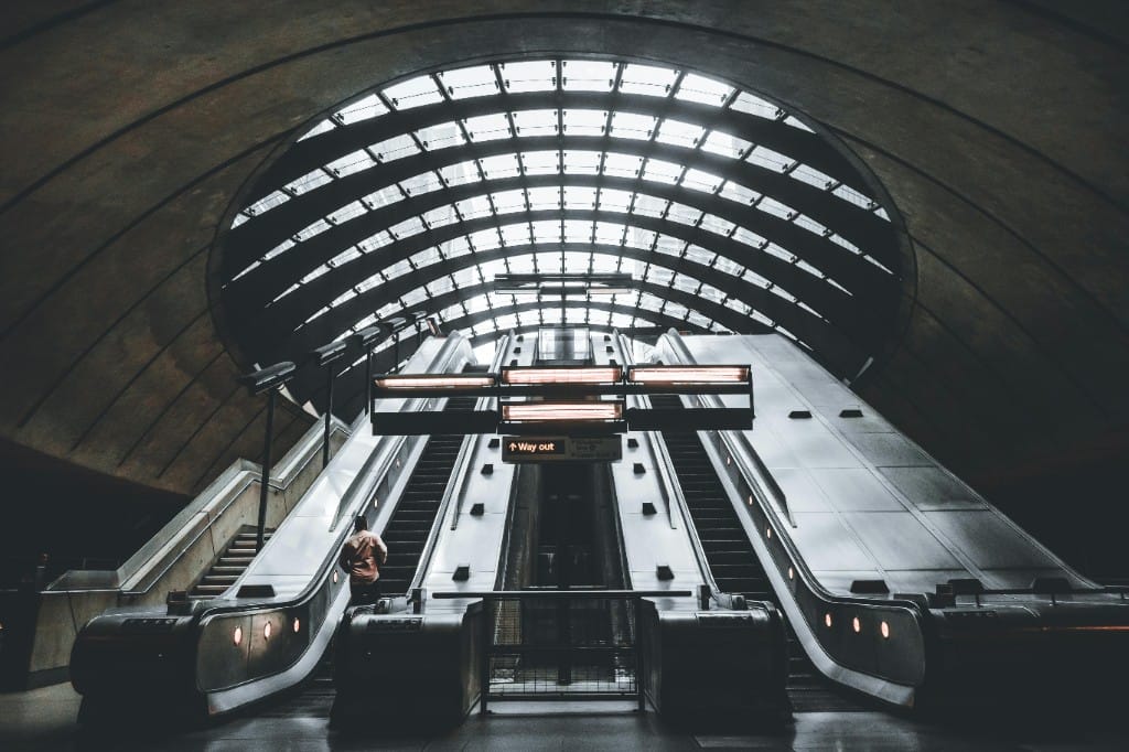 Escaleras mecánicas en estación - certificación de transporte vertical